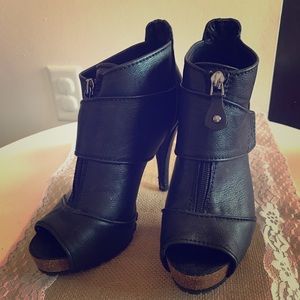 Simply Vera, Vera Wang,Open toe heeled boots